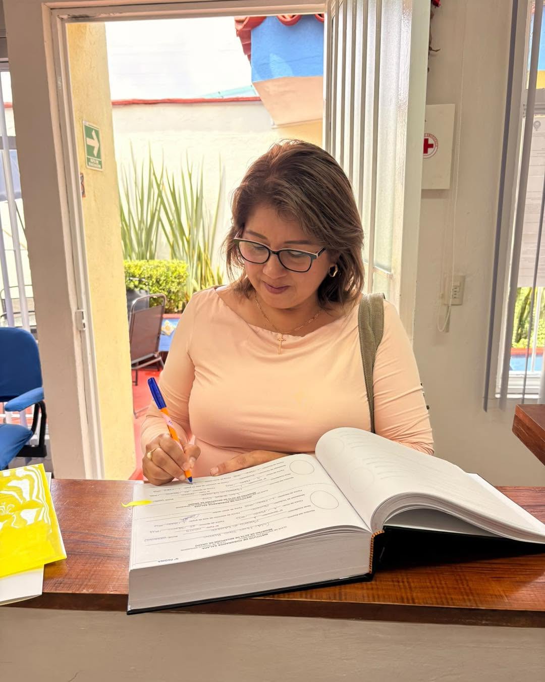 Integrante de la comunidad firmando documentación académica